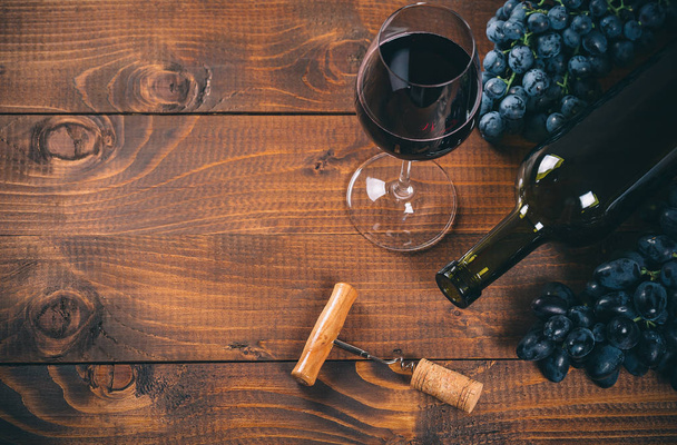 red wine and grape - Фото, зображення