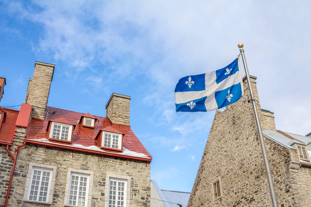 Bandera de Quebec frente a una antigua casa de la ciudad de Quebec, en la Ciudad Baja (basse ville
) - Foto, imagen