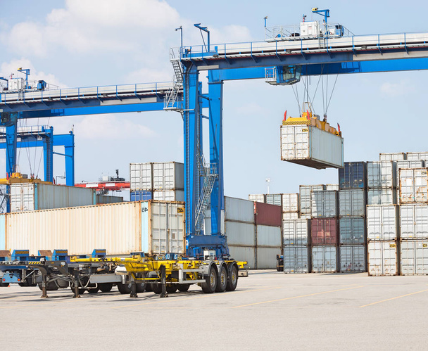Containers in shipping yard - Фото, зображення