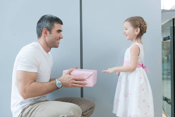 Girl gives present to father  - Zdjęcie, obraz