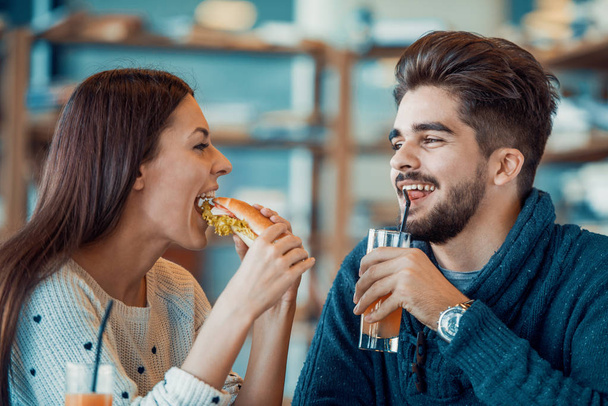 счастливая молодая пара завтракает в кафе - Фото, изображение