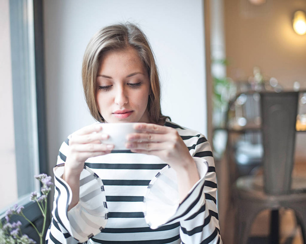 Young woman drinking coffee - Фото, зображення