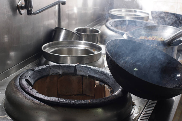 Крупним планом робочих шеф-кухар готує китайська кухня - Фото, зображення