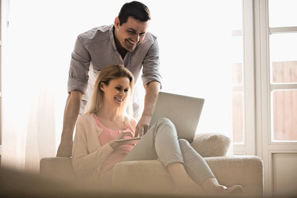 Happy couple using laptop - Foto, Imagem