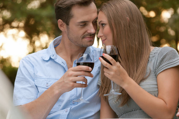 couple toasting red wine - Foto, afbeelding