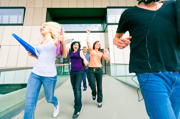 onnellisia opiskelijoita kävelemässä ulos college
 - Valokuva, kuva