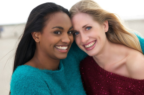Portret van twee multiculturele meisjes glimlachen - Foto, afbeelding