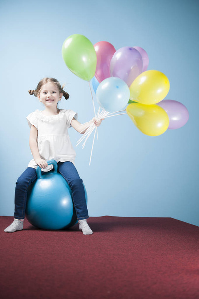 Young girl holding balloons  - 写真・画像