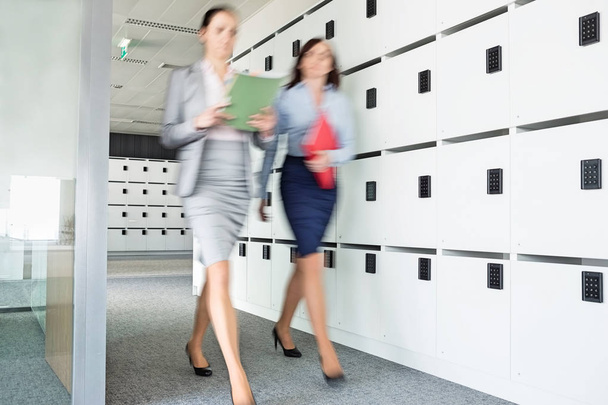 businesswomen walking in office - Foto, imagen