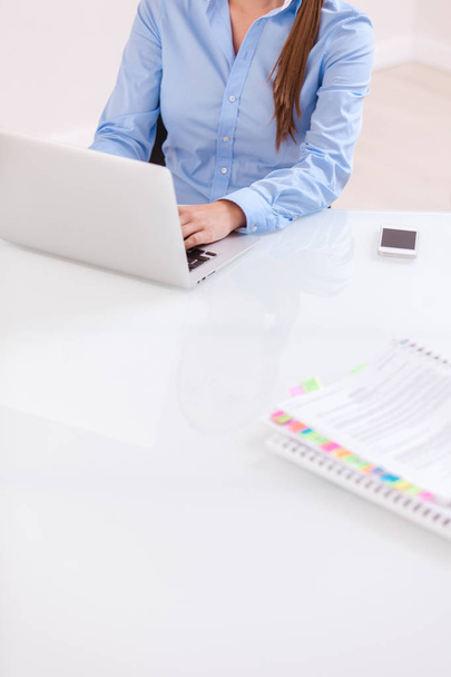Woman using laptop at desk - Fotografie, Obrázek
