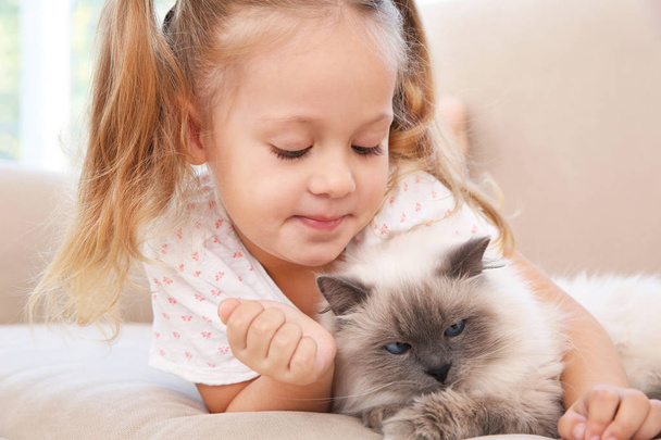 Cute little girl with cat - Φωτογραφία, εικόνα