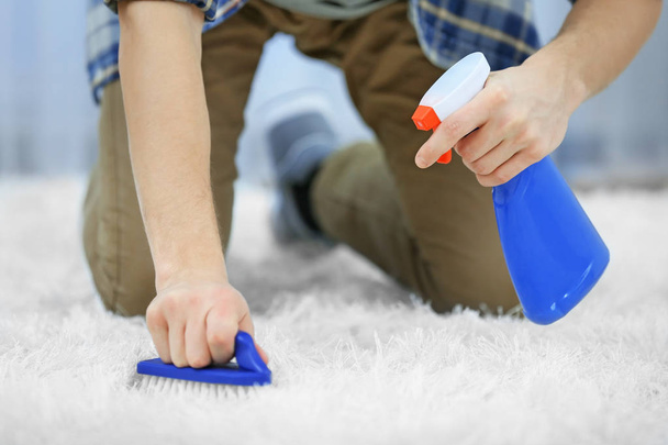 Young man cleaning carpet - Zdjęcie, obraz