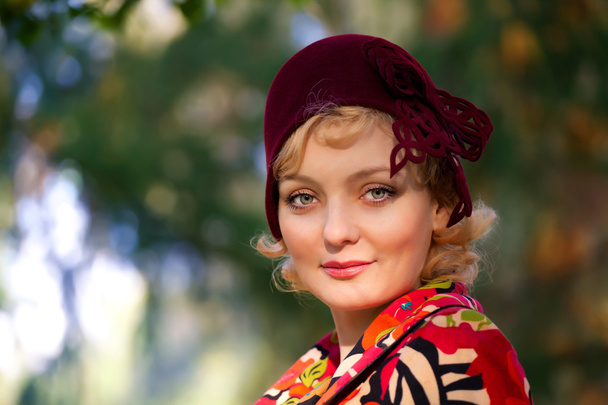 Woman wearing retro felt hat . Outdoor - Foto, afbeelding