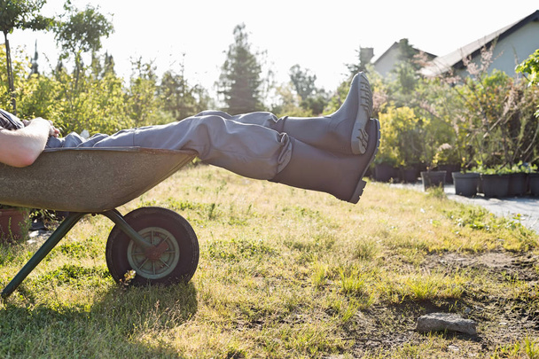 Man relaxing in wheelbarrow - Fotografie, Obrázek