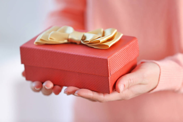 hands holding gift box - Foto, afbeelding