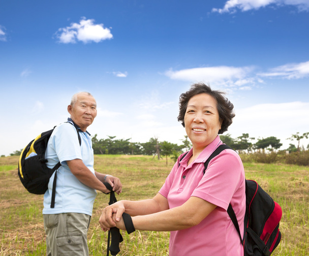 Asiático Senior pareja senderismo en el campo
 - Foto, imagen