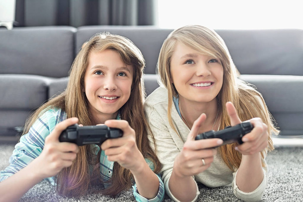 Sisters playing video games - Foto, imagen
