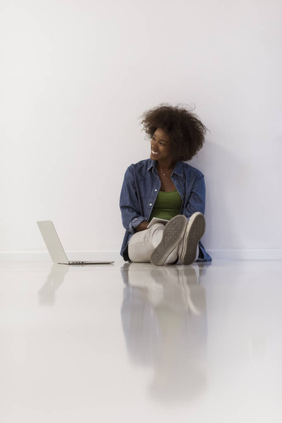 african american woman sitting on floor with laptop - Zdjęcie, obraz