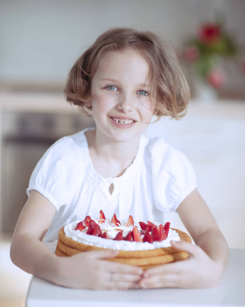Young girl with cake - Foto, Imagem