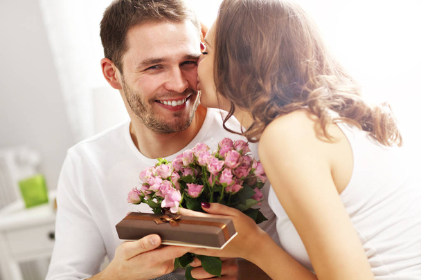 Homme donnant des fleurs et cadeau à la femme
 - Photo, image