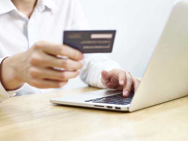 hombre joven usando tarjeta de crédito mientras que hace compras en línea
 - Foto, Imagen