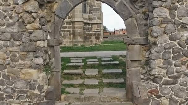 Повільний перехід середньовічна арка поруч із Кастро Urdiales собор 31 - Кадри, відео