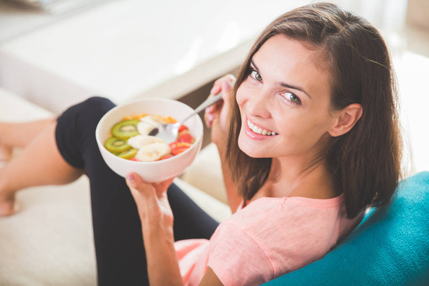 attractive young woman enjoying fruit salad - Φωτογραφία, εικόνα