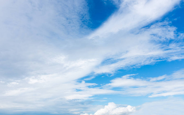 Mooie blauwe hemel met bewolkt. Achtergrond van de natuur. Buitenshuis - Foto, afbeelding