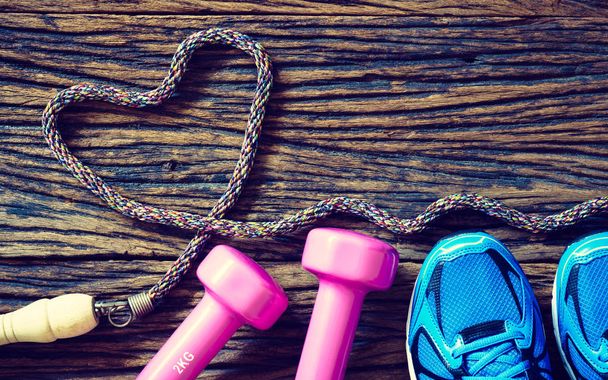 Fitness Egzersiz aşk kavramı - Top görüntülemek spor ayakkabı, halter - Fotoğraf, Görsel
