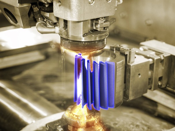 CNC-Drahtschneidemaschine zum Schneiden von Formteilen - Foto, Bild