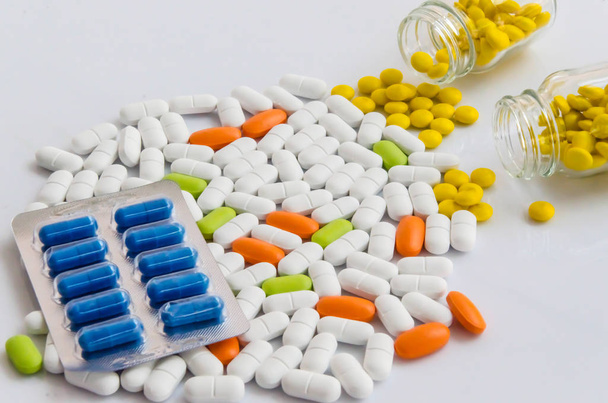pilules colorées médecine sur fond blanc  - Photo, image