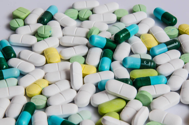 Kapselpillen Medizin / Antibiotika / weiße Tablette auf weißem Hintergrund  - Foto, Bild