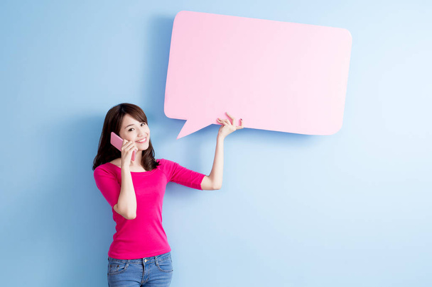 woman with  speech bubble billboard  talking - Zdjęcie, obraz