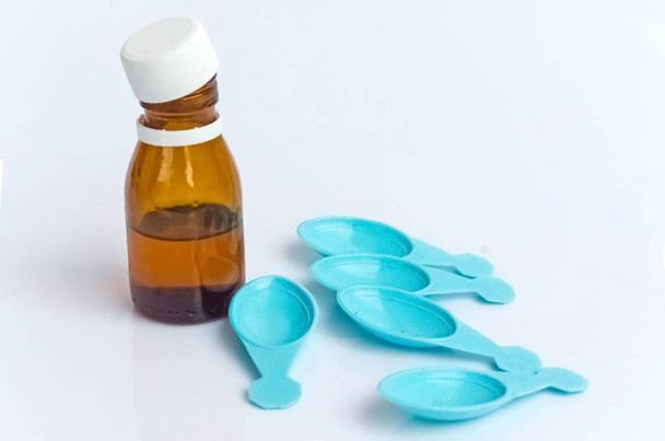Pharmazeutische Sirup-Medizin und Kinderarzneimittel - Foto, Bild