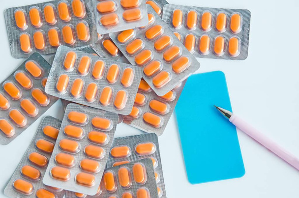 Oranje pillen geneeskunde op witte achtergrond  - Foto, afbeelding