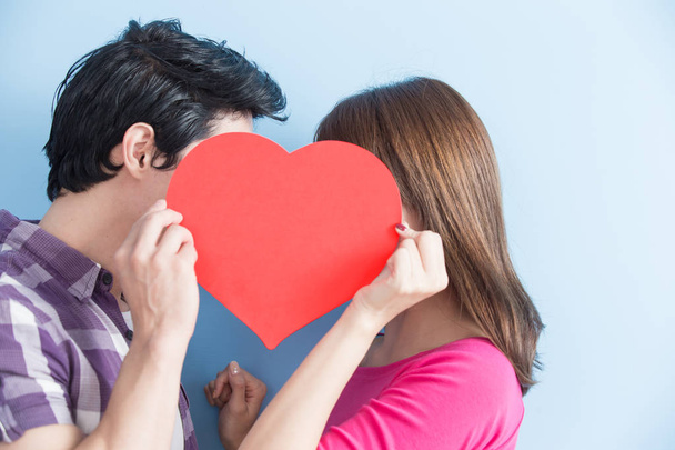 young couple holding  love heart - Фото, зображення