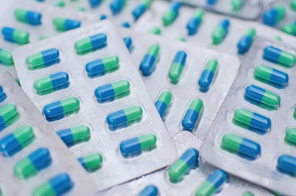 wazig antibiotica capsule geneeskunde in blister - Foto, afbeelding