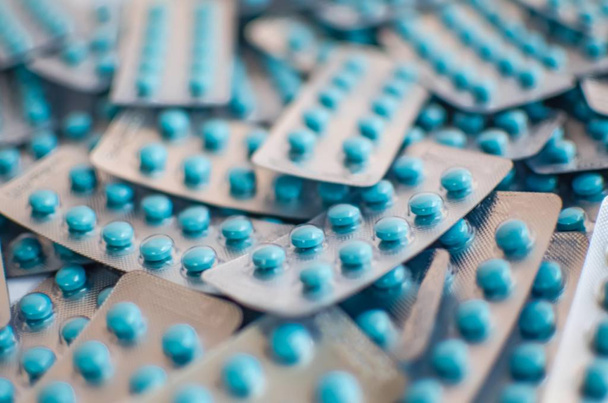 μπλε χάπια φαρμάκων στην κυψέλη, απαλή εστίαση  - Φωτογραφία, εικόνα