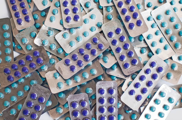 Medikamente in blau / lila Tabletten im Blister  - Foto, Bild