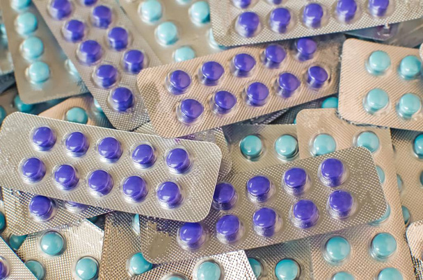 blauw/paars pillen geneesmiddelen in blister  - Foto, afbeelding