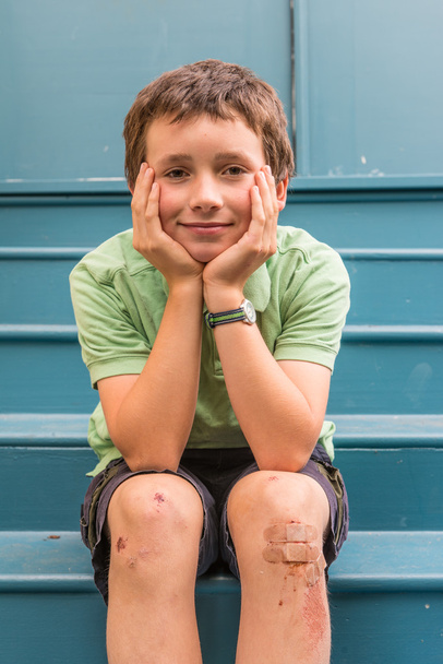 Дитина з обрізаними колінами
 - Фото, зображення