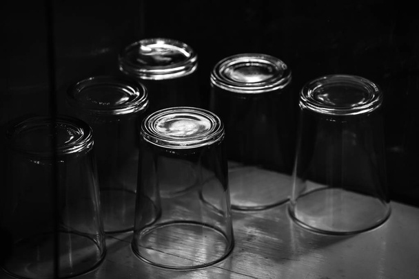 Пустые прозрачные стаканы снизу вверх
 - Фото, изображение