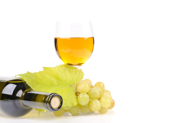 isolated wine bottle with glass and green grapes - Foto, Bild