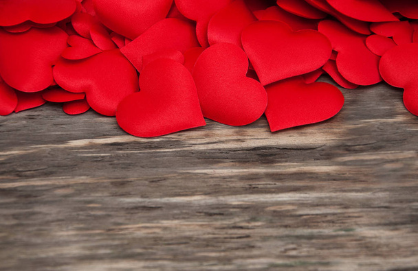 rode harten op een houten achtergrond - Foto, afbeelding