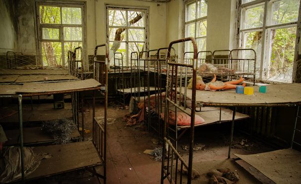 Old rusty soviet beds in kindergarten at Chernobyl ghost town, U - Foto, Imagen