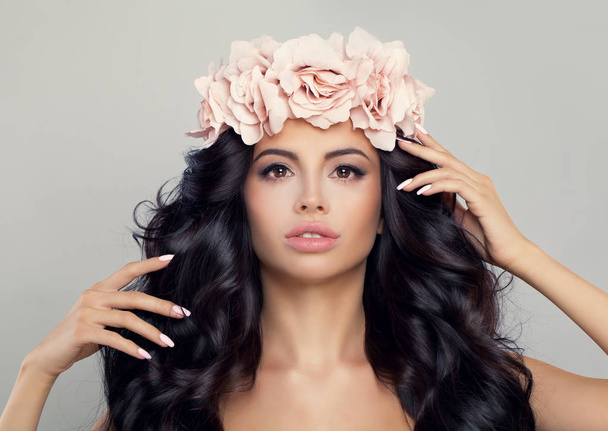 Spa Beauty. Beautiful Woman in Flowers Wreath. Perfect Model wit - Photo, Image