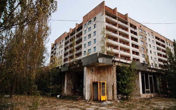 Sperrzone um Tschernobyl mit Ruinen verlassener Pripyat-Stadt - Foto, Bild