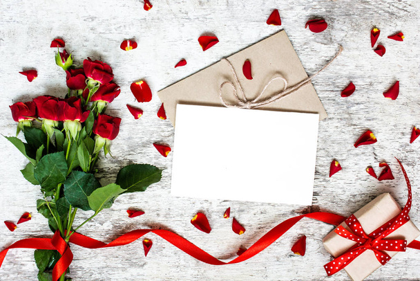üres fehér üdvözlés kártya-val vörös rózsa csokor - Fotó, kép