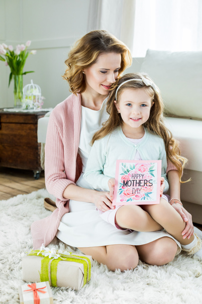 Smiling mother and daughter on Mothers Day - Foto, Imagen