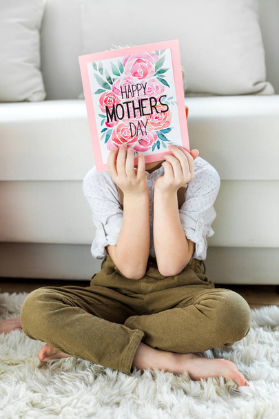 Garçon avec carte de fête des mères heureuses
 - Photo, image